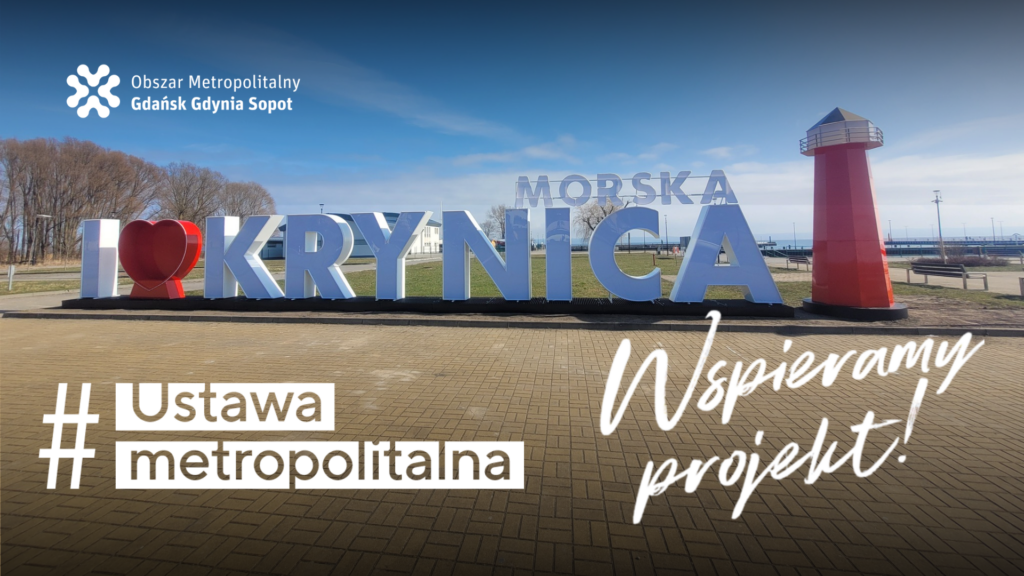 Napis „I ❤️ Krynica Morska” przy deptaku z latarnią w tle; grafika o ustawie metropolitalnej.