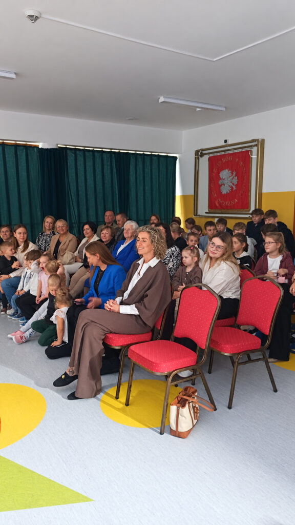 Uczniowie i dorośli uczestniczący w obchodach Dnia Nauczyciela.