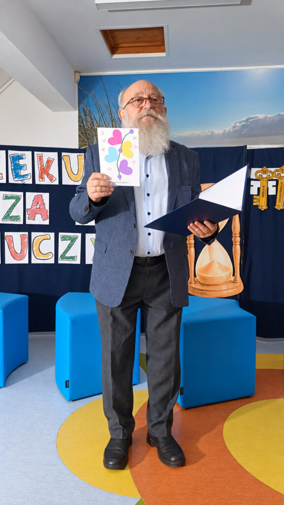 Uczestnik uroczystości prezentuje okolicznościową kartkę.